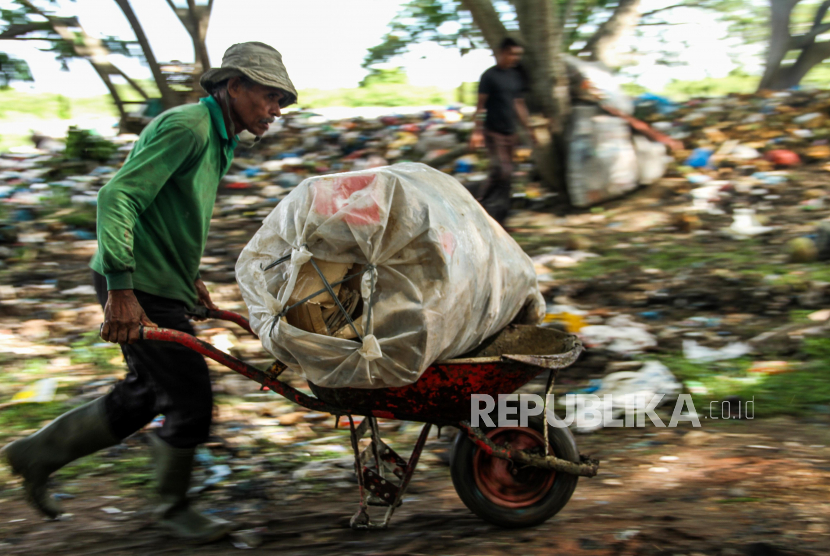Pemulung mengangkut goni berisikan sampah botol plastik dengan gerobak sorong di Tempat Pembuangan Akhir (TPA), Lhokseumawe, Aceh, Selasa (12/5/2020). Selama Ramdhan, volume sampah di kota itu meningkat 30-40 persen dari hari biasa atau setara 800 kubik per harinya