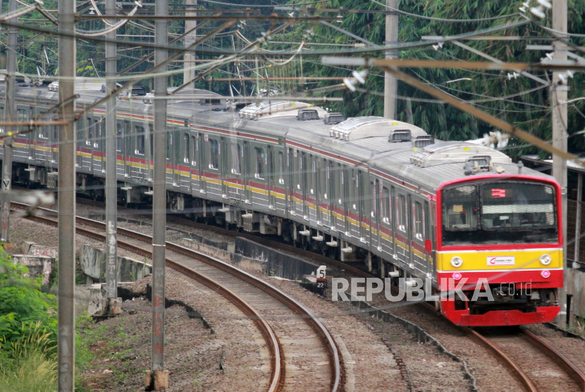 Rangkaian KRL Commuter Line melintas di kawasan Bintaro, Kota Tangerang Selatan, Banten (ilustrasi).