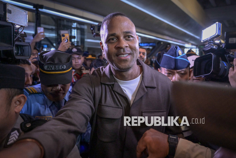 Pelatih Timnas Indonesia Patrick Kluivert (tengah) berjalan keluar setibanya di Terminal 3 Bandara Internasional Soekarno Hatta, Tangerang, Banten, Sabtu (11/1/2025). Patrick Kluivert resmi dikontrak selama dua tahun disertai opsi perpanjangan untuk menangani Timnas Indonesia menggantikan Shin Tae-yong usai diberhentikan oleh PSSI. 