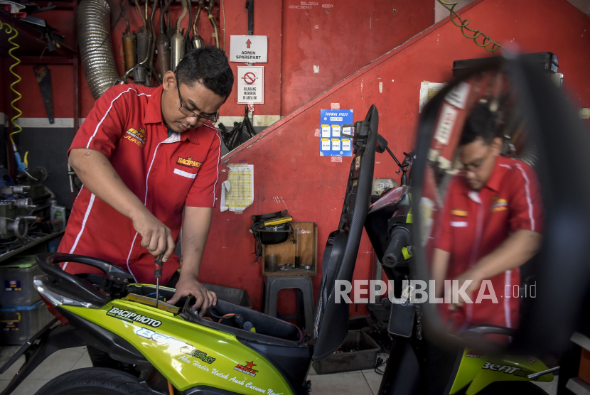 Teknisi memeriksa komponen sepeda motor yang dikonversi menjadi sepeda motor listrik di bengkel Bacip Moto Shop, Jalan Kebon Jati, Kota Bandung, Jawa Barat, Senin (3/7/2023).