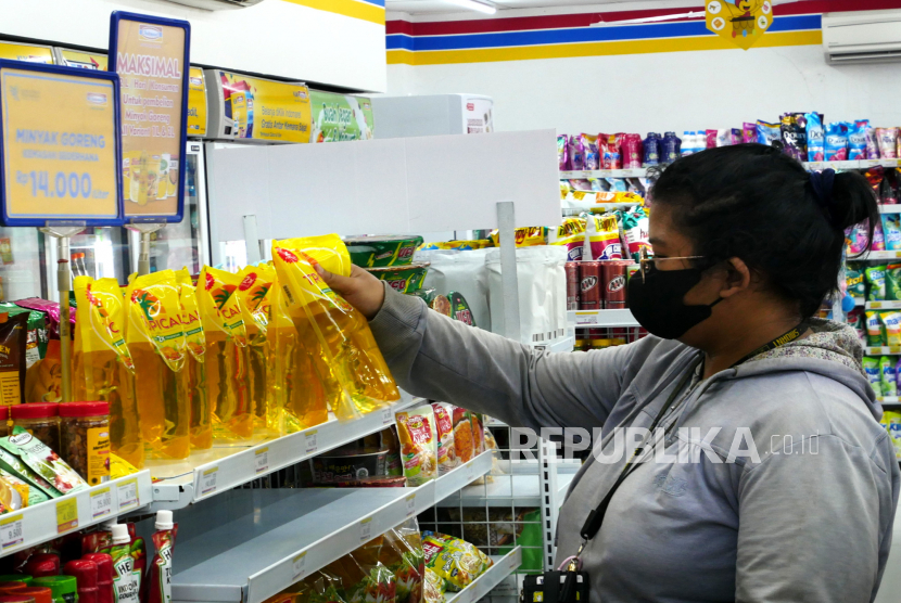 Pembeli membeli minyak goreng di toko ritel. Sebanyak 993 gerai ritel modern Kota Bekasi menjual minyak goreng Rp 14 ribu/liter. Ilustrasi.