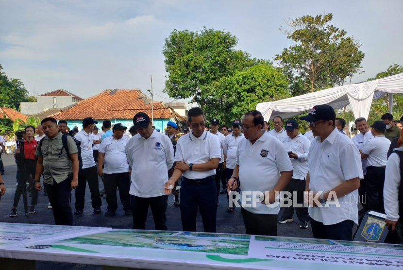 Pj Gubernur DKI Jakarta Heru Budi Hartono meninjau proses pengelolaan sampah di TPS 3R Ciracas, Jakarta Timur, Jumat (26/1/2024). 