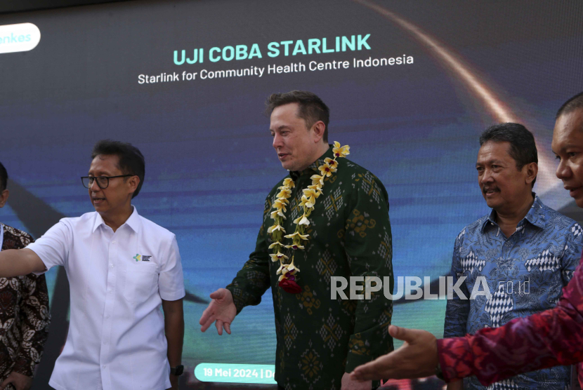 Elon Musk arrives at a health center in Denpasar, Bali, Sunday (19/5/2024), to inaugurate the Starlink service.