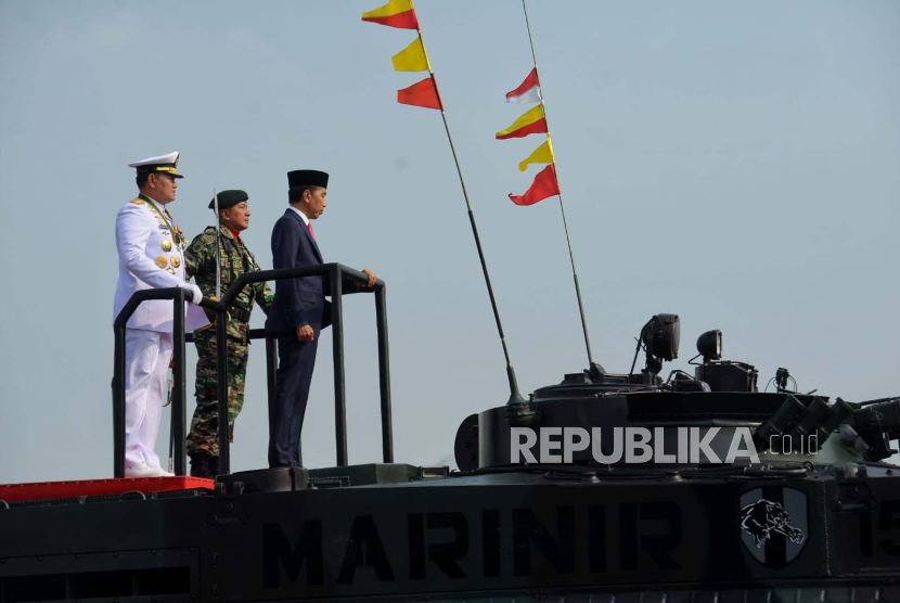 Presiden Jokowi saat memimpin upacara peringatan HUT ke-78 TNI di Monumen Nasional, Jakarta Pusat, Kamis (5/10/2023). 