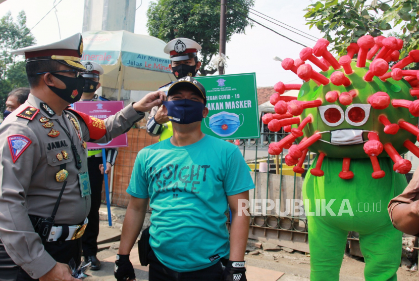 Petugas kepolisian memasang masker kepada warga.olda Sulawesi Barat menjaring puluhan pelanggar protokol kesehatan pencegahan penyebaran COVID-19. Kepala Bidang Hubungan Masyarakat Polda Sulbar Ajun Komisaris Besar Polisi (AKBP) Symasu Ridwan, di Mamuju, Selasa, menyampaikan bahwa di hari kedua operasi penegakan disiplin protokol kesehatan pencegahan COVID-19 telah menjaring puluhan pelanggar.