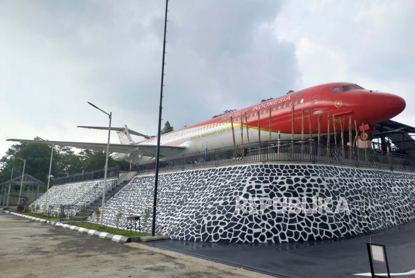 Replika pesawat presiden di Rest Area Wisata Arifin Manasik Center di jalur Gentong, Kecamatan Kadipaten, Kabupaten Tasikmalaya, Jawa Barat, Selasa (18/4/2023). 