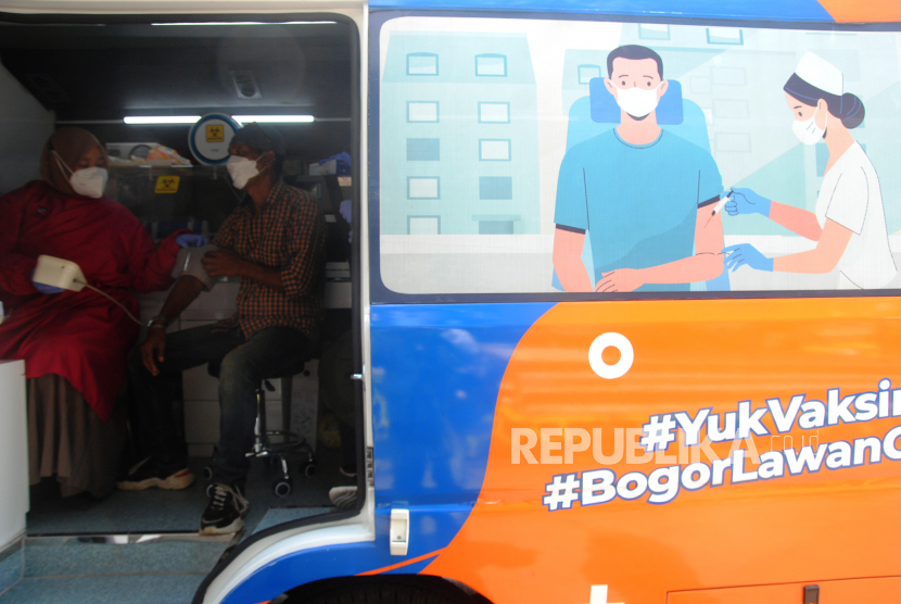 Petugas Dinas Kesehatan Kota Bogor mengukur tekanan darah warga sebelum menyuntikkan vaksin COVID-19 dosis ketiga (booster) di mobil vaksinasi keliling, Terminal Penumpang Tipe A Baranangsiang, Kota Bogor, Jawa Barat, Senin (18/4/2022). Pemerintah Kota Bogor menyediakan sentra vaksinasi COVID-19 dosis booster untuk pemudik Lebaran 2022 di terminal tersebut sebagai salah satu upaya pemenuhan syarat  perjalanan sekaligus untuk menekan laju penularan COVID-19 di tengah tingginya mobilitas masyarakat. 
