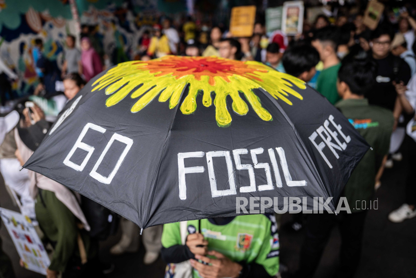 Sejumlah aktivis dan mahasiswa menggelar kampanye Indonesia bebas emisi saat hari bebas kendaran atau Car Free Day (CFD) di Jakarta, Ahad (2/6/2024). Kampanye tersebut untuk mendukung Indonesia bebas emisi 2050 dan memperingati hari lingkungan hidup. 