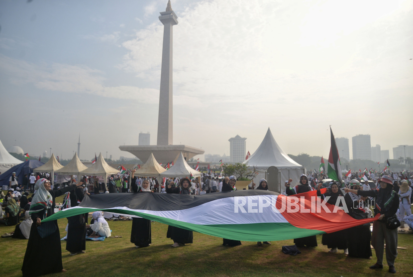 Sejumlah orang mengikuti Munajat Kubro 212 di kawasan Monas, Jakarta, Sabtu (2/12/2023). Fokus utama acara adalah untuk memanjatkan doa untuk keselamatan NKRI dan Kemenangan Palestina. Munajat Kubro 212 dimulai dini hari sekitar pukul 03.00 WIB sampai 09.00.