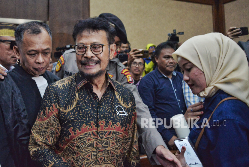 Terdakwa kasus dugaan pemerasan dan gratifikasi di Kementerian Pertanian Syahrul Yasin Limpo (SYL) bersiap untuk menjalani sidang dengan agenda pembacaan putusan di Pengadilan Tipikor, Jakarta, Kamis (11/7/2024). Majelis Hakim memvonis mantan Menteri Pertanian Syahrul Yasin Limpo dengan hukuman 10 tahun penjara dan denda Rp 300 juta subsider 4 bulan kurungan dalam tindak pidana pemerasan dan gratifikasi di lingkungan Kementerian Pertanian.