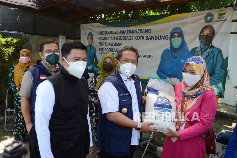 Wakil Wali Kota Bandung Yana Mulyana secara simbolis menyerahkan beras Program Bantuan Beras PPKM 2021 kepada warga di kelurahan Cimencrang, Kecamatan Gedebage, Kota Bandung. Kota Bandung masih berada pada level 4 atau dengan risiko tinggi penyebaran Covid-19 oleh karena itu, penerapan pembatasan kegiatan masyarakat (PPKM) masih tetap akan diperpanjang. Pemerintah Kota Bandung masih menunggu aturan teknis atau intruksi yang dikeluarkan Menteri Dalam Negeri (Mendagri).