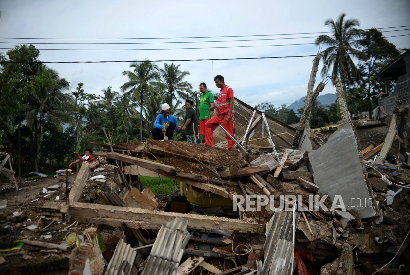 Pengungsi membongkar atap rumah yang roboh akibat gempa di Desa Gasol, Kecamatan Cugenang, Kabupaten Cianjur, (ilustrasi).
