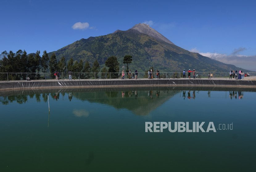 Wisata lereng Gunung Merapi ditutup sementara sampai batas waktu tak ditentukan (Foto: Pemandangan Gunung Merapi di kawasan wisata Embung Manajar, Selo, Boyolali, Jawa Tengah)