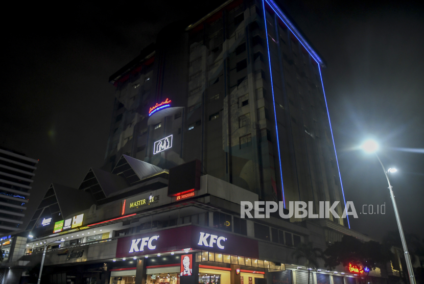 Suasana gedung pusat perbelanjaan Sarinah di kawasan Thamrin, Jakarta , Minggu (10/5/2020). Menteri Badan Usaha Milik Negara (BUMN) Erick Thohir mengatakan akan melakukan renovasi Gedung Sarinah dengan total anggaran senilai Rp700 miliar yang akan dimulai pada Juni 2020