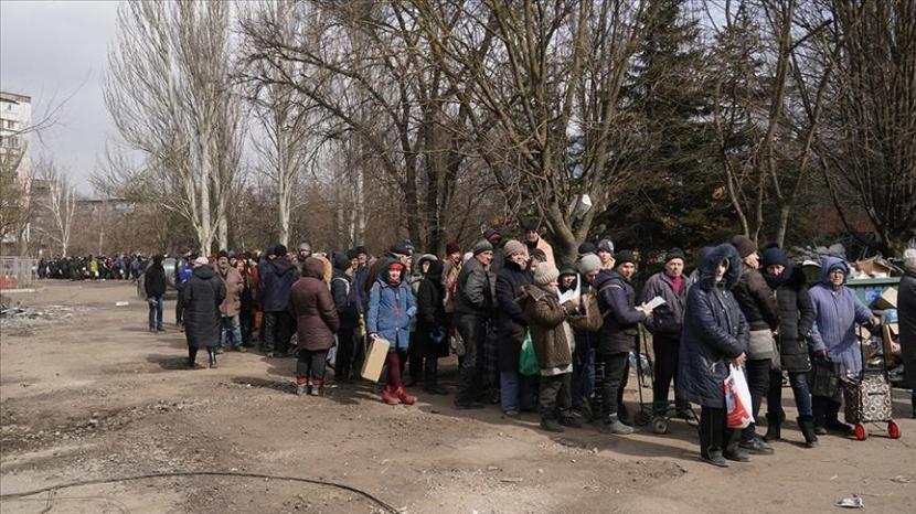 Evakuasi warga Ukraina yang tinggal di desa garis depan Donetsk terus berlanjut di bawah serangan Rusia. 