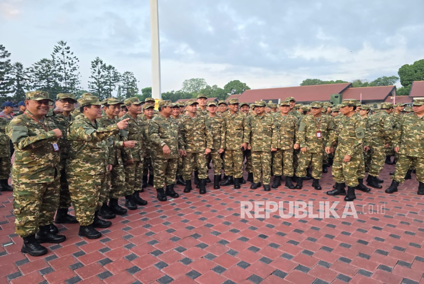 President Prabowo Subianto with Ministers, Deputy Ministers, Heads of Bodies, Special Envoys, and Special Adviser to the President had a row-marching exercise at Sapta Marga Square, Magelang Military Academy, Friday (25/10/2024).