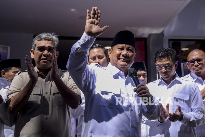 Ketua Umum Partai Gerindra Prabowo Subianto (tengah) bersama Sekjen Partai Gerindra Ahmad Muzani (kiri) saat menghadiri peresmian Kantor Badan Pemenangan Presiden Partai Gerindra di Jakarta, Sabtu (7/1/2023). Pada kesempatan tersebut Prabowo Subianto meresmikan Kantor Badan Pemenangan Presiden Partai Gerindra sebagai bentuk persiapan dalam menghadapi Pemilu 2024 yang akan digelar pada 14 Februari 2024. Republika/Putra M. Akbar