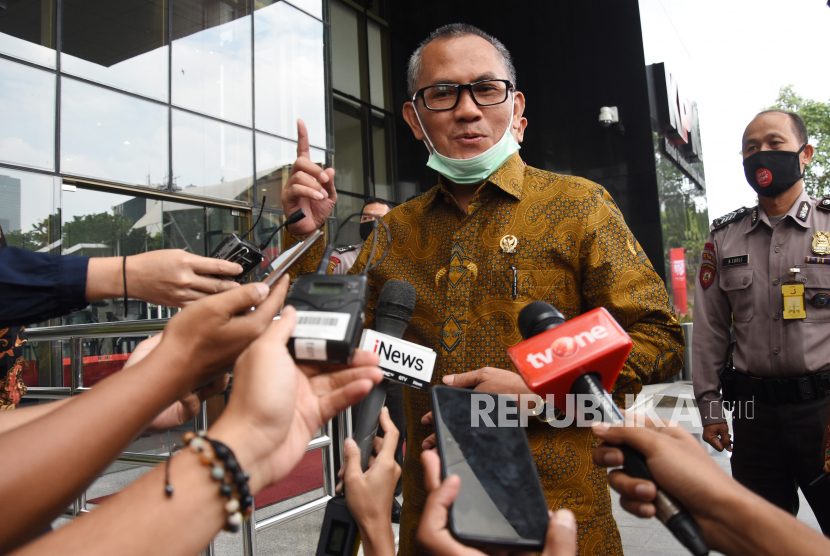 Ketua Komisi Yudisial Jaja Ahmad Jayus memberikan keterangan kepada wartawan saat tiba di Gedung KPK, Jakarta, Jumat (3/7).