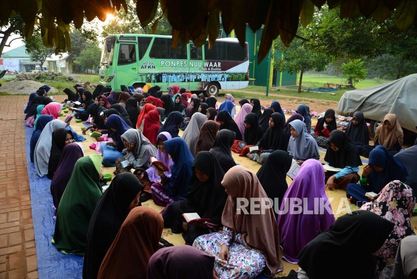 Santriwati Pondok Pesantren Nuu Waar saat mengaji dalam rangka kegiatan Khatam AL-Quran 2500 Kali Santri  di  pondok pesantren Nuu Waar, Bekasi, Jawa Barat, Rabu (13/6).