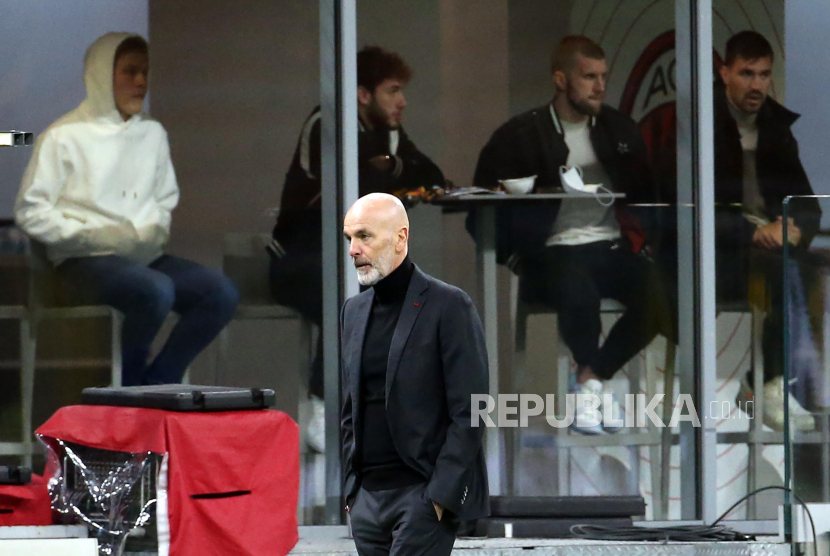  Reaksi pelatih AC Milan Stefano Pioli saat pertandingan leg kedua babak 16 besar Liga Europa UEFA antara AC Milan melawan Manchester United di Stadion San Siro, Milan, Italia, 18 Maret 2021.