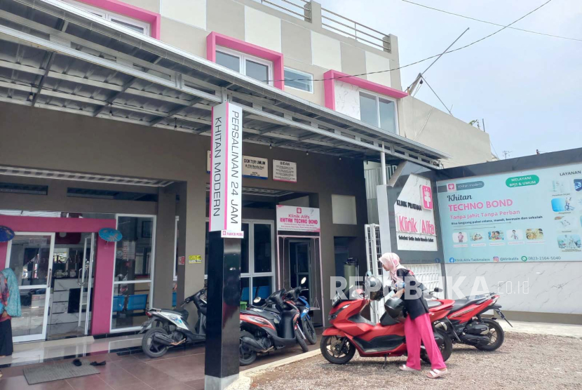 Suasana di klinik Alifa yang diduga memberikan pelayanan buruk kepada pasien bersalin di Kecamatan Bungursari, Kota Tasikmalaya, Rabu (22/11/2023). Klinik itu masih beroperasi seperti biasa. 