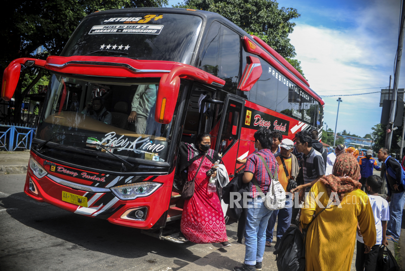 Sejumlah pemudik saat tiba di Terminal Kampung Rambutan, Jakarta, (ilustrasi).  Anggota Komisi V DPR RI Suryadi Jaya Purnama mengimbau agar Pemerintah menambah jumlah angkutan Lebaran 2023 bersubsidi. 
