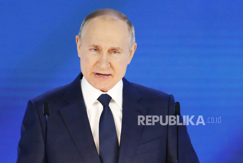 Putin: AL Rusia Bisa Menyerang Jika Diperlukan. Presiden Rusia Vladimir Putin memberikan pidato kenegaraan tahunannya di Manezh, Moskow, Rusia, Rabu, 21 April 2021.