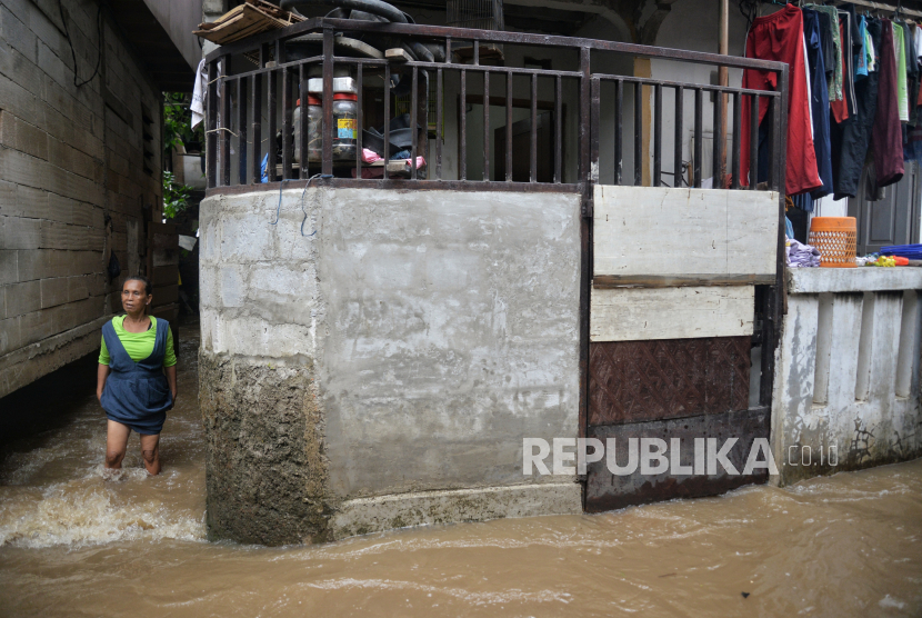 Banjir melanda beberapa RT di DKI Jakarta. 