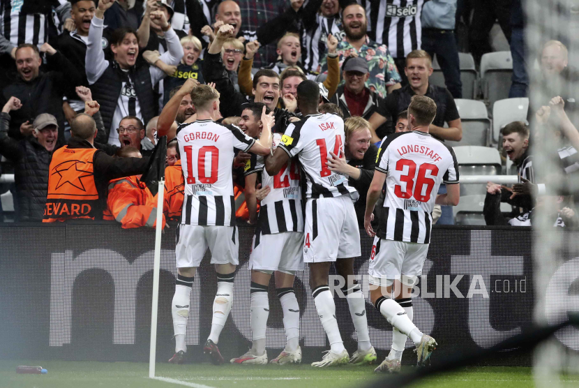 Para pemain Newcastle United melakukan selebrasi saat mencetak gol ke gawang PSG, Kamis (5/10/2023). 