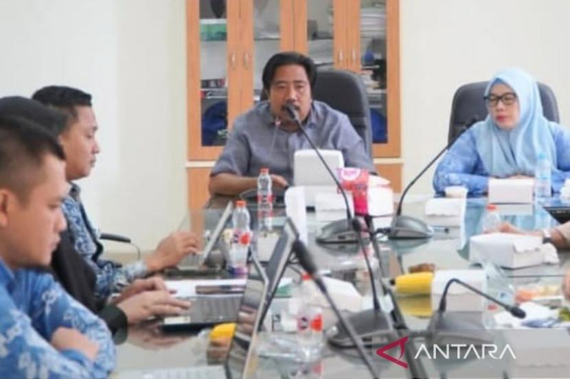 DPRD minta Perumda Banjarmasin berinovasi agar pasar rakyat maju.