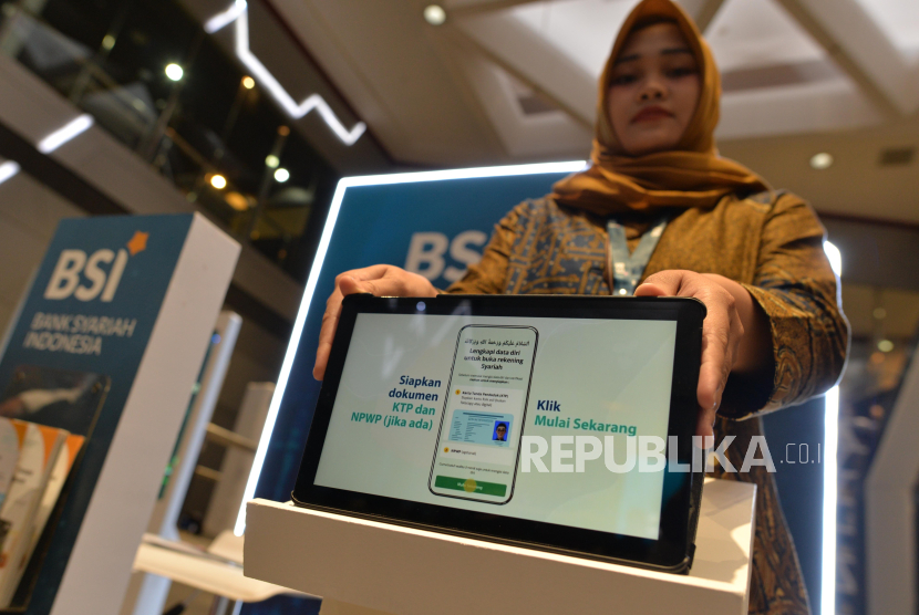 Karyawan menunjukan cara pembukaan Rekening Dana Nasabah (RDN) Online di Bursa Efek Indonesia, Jakarta, Selasa (16/1/2024). Peluncuran ini menandakan BSI berkomitmen kuat untuk mendorong percepatan bisnis Pasar Modal Syariah dalam negeri.