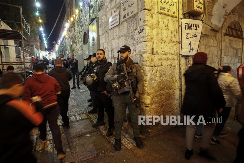  Polisi israel menjaga gang-gang kota tua Yerusalem saat jamaah Palestina keluar dari Masjid Al-Aqsa setelah shalat taraweh pertama di bulan suci Ramadhan, di Yerusalem, Kamis (23/3/2023.) 