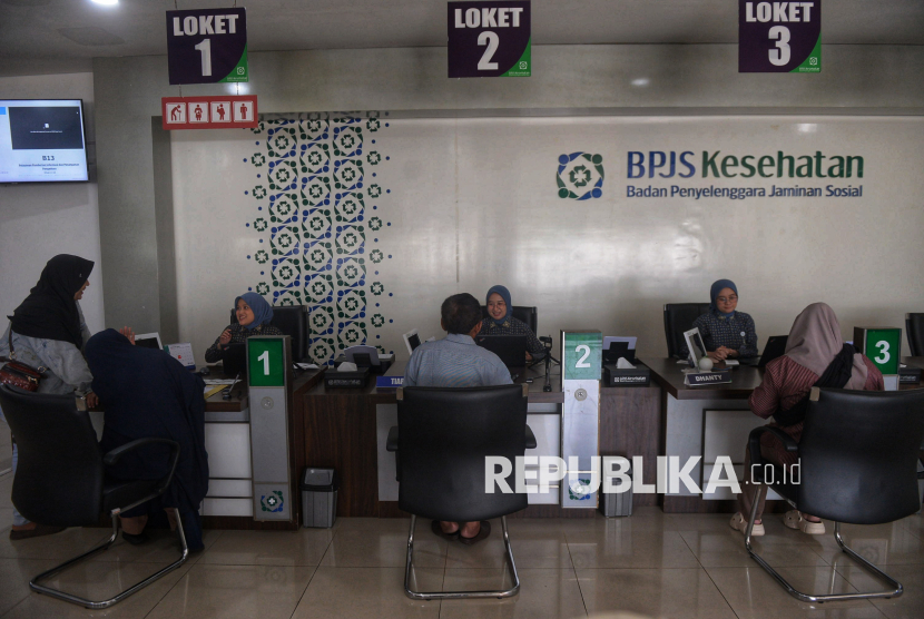 Petugas melayani warga untuk mendapatkan informasi terkait kepesertaan BPJS Kesehatan di Kantor BPJS Kesehatan Cabang Depok, Jawa Barat, Selasa (10/2/2026). 
