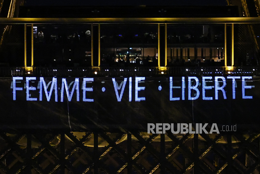 Menara Eiffel menampilkan tulisan Perempuan, Hidup, Kebebasan untuk mendukung rakyat Iran, di Paris, Prancis, 16 Januari 2023. Protes Kembali Muncul di Beberapa Kota Iran