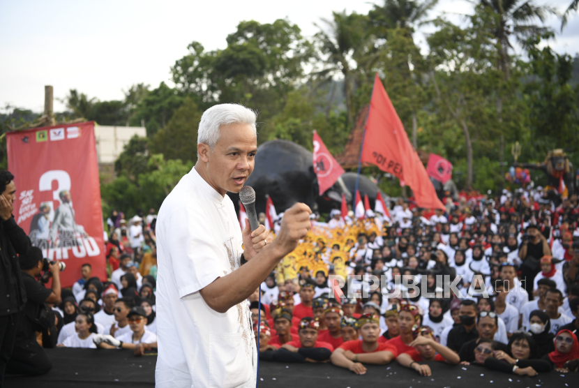 Calon presiden nomor urut 3 Ganjar Pranowo. Cawapres Mahfud MD mengaku siap menghadapi debat karena sudah biasa diserang di DPR.