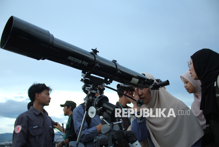 Pemantauan hilal untuk menentukan awal syawal.