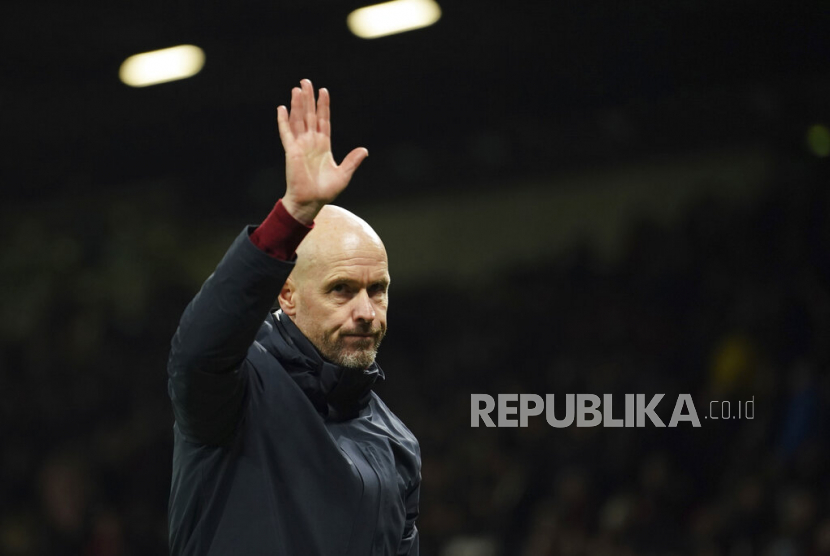  Pelatih kepala Manchester United Erik ten Hag melambaikan tangan ke penonton setelah berakhirnya pertandingan sepak bola Liga Premier Inggris antara Manchester United dan Leeds United di Old Trafford di Manchester, Inggris, Kamis (9/2/2023) dini hari WIB. MU akan segera diakuisisi kekuatan Qatar. 