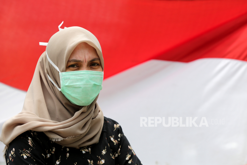 Seorang warga memakai masker sebagai alat pelindung diri dari wabah virus Corona (Covid-19) di Banda Aceh, Aceh. (ilustrasi)