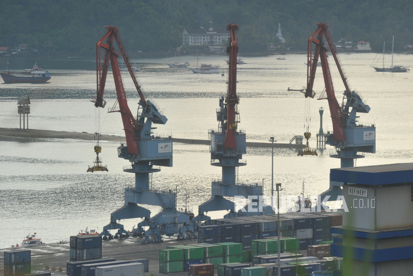 Sejumlah crane beroperasi di dermaga peti kemas pelabuhan Teluk Bayur, Padang, Sumatra Barat. 