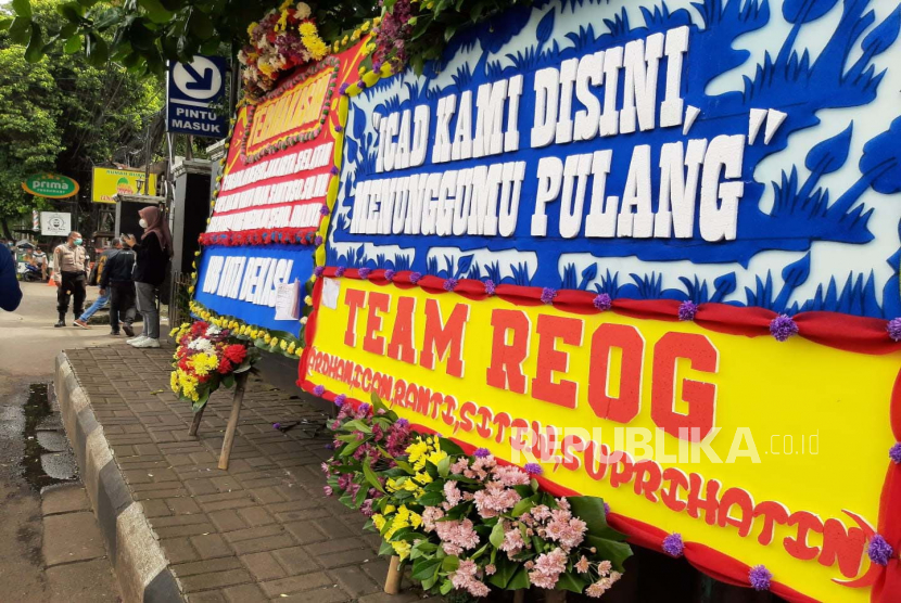 Karangan bunga dengan berbagai tulisan dukungan terhadap Richard Eliezer Pudihang Lumiu atau Bharada E berjajaran di depan Pengadilan Negeri (PN) Jakarta Selatan. Berbagai karangan itu menyebutkan dikirim oleh para pendukung Bharada E jelang sidang putusan, Rabu (15/2/2023).