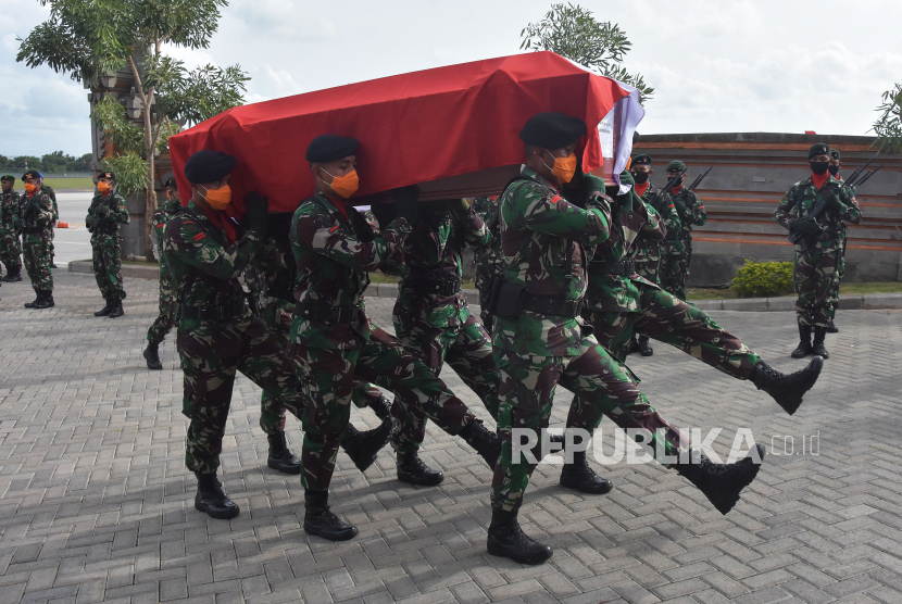 Prajurit TNI AD memanggul peti berisi jenazah Kapten Cpn I Kadek Udi Suardiasa yang merupakan korban tewas dalam kecelakaan Helikopter MI-17 milik TNI AD, setibanya di Bandara Ngurah Rai, Badung, Bali, Ahad (7/6). (ilustrasi)