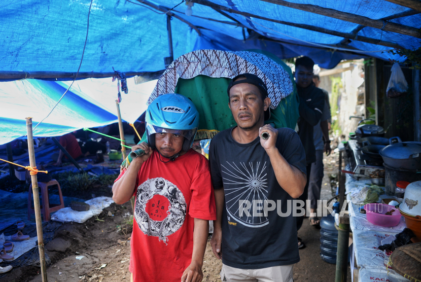 Warga menggotong jenazah korban gempa Cianjur Siti Imat Rohimat (41 tahun) di Kampung Kuta Wetan, Desa Mangunkerta, Kecamatan Cugenang, Kabupaten Cianjur, Jawa Barat, Kamis (24/11/2022). 