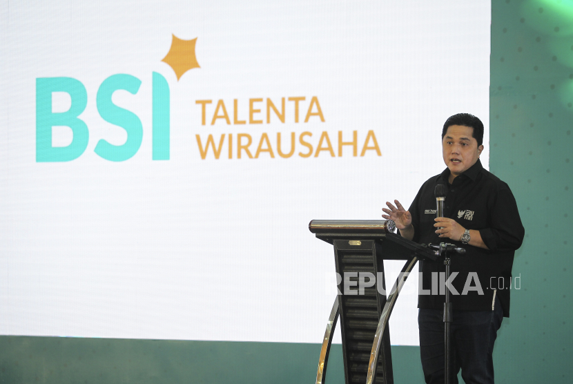 Menteri BUMN Erick Thohir menyampaikan kata sambutan pada peluncuran program Talenta Wirausaha BSI di gedung Smesco, Jakarta, Rabu (19/1/2022). 