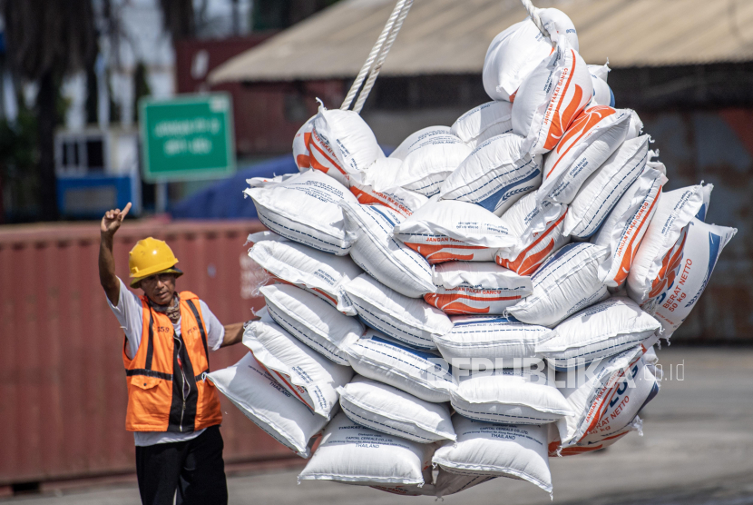 Buruh pelabuhan membongkar beras impor asal Thailand dari kapal kargo di Pelabuhan Boom Baru, Palembang, Sumatera Selatan, Jumat (1/3/2024).