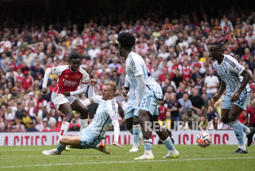 Pemain Arsenal Eddie Nketiah (kiri) mencetak gol ke gawang Nottingham Forest di Stadion Emirates, London, dalam lanjutan Liga Primer Inggris, Sabtu (12/8/2023).