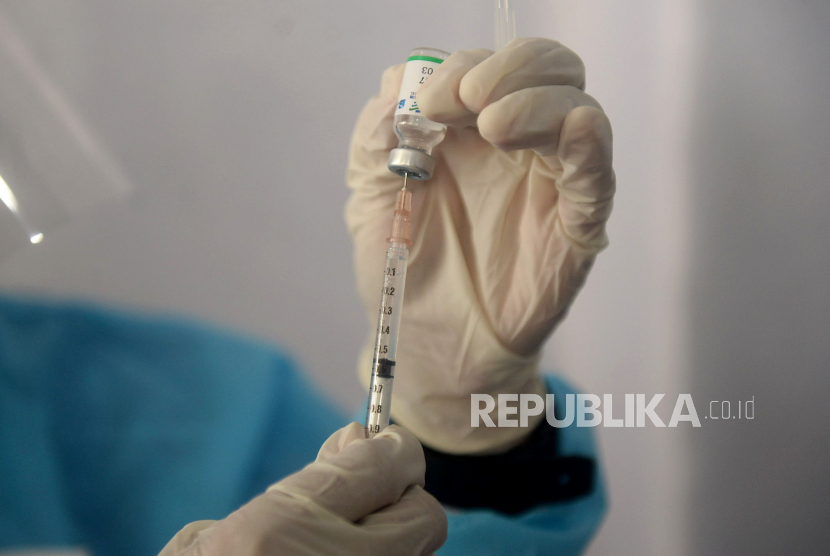 Petugas kesehatan menyiapkan vaksin Covid-19 sebelum disuntikan kepada peserta vaksin gotong royong di sebuah perusahaan (ilustrasi)