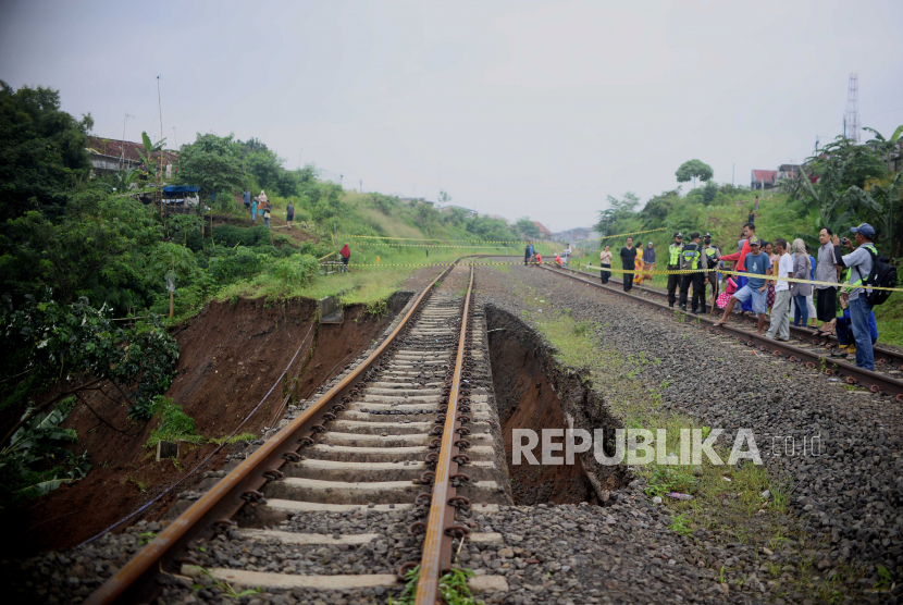 Warga melihat kondisi jalur rel kereta api Bogor-Sukabumi yang longsor di kawasan Empang, Kota Bogor, Jawa Barat, Rabu (15/3/2023).Pada Kamis (16/3/2023) dini hari, perjalanan KA Pangrango lintas Bogor-Sukabumi sudah dibuka kembali.