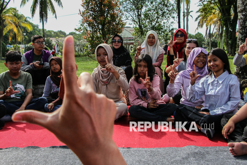 Asyiknya Belajar Bahasa Isyarat, Cara Seru Memahami Perbedaan