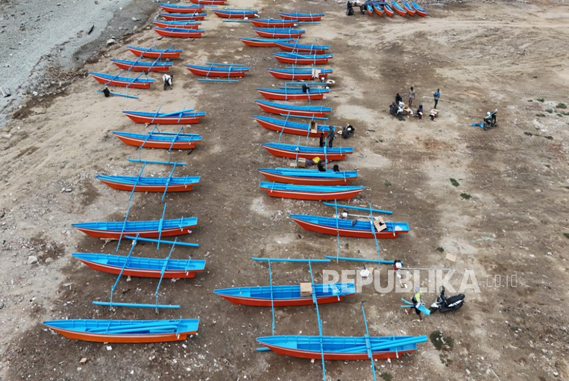 Aerial photo of a number of fishermen assembling government-assisted engines and boats after the handover at Palu Bay Beach in Palu, Central Sulawesi, Monday (18/12/2023).