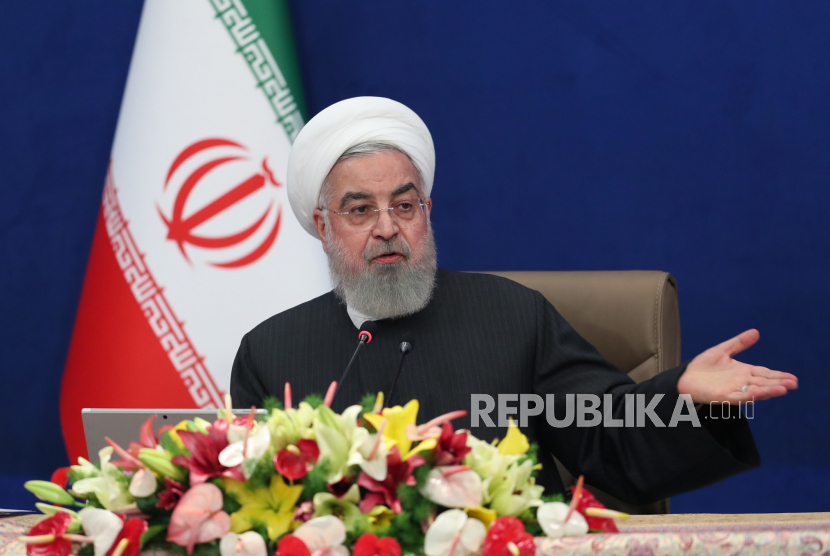 Rouhani: AS tak Serius Kembali ke Kesepakatan Nuklir. Foto selebaran yang disediakan oleh Kantor Kepresidenan Iran menunjukkan Presiden Iran Hassan Rouhani berbicara selama pertemuan kabinet di Teheran, Iran, 3 Februari 2021. 